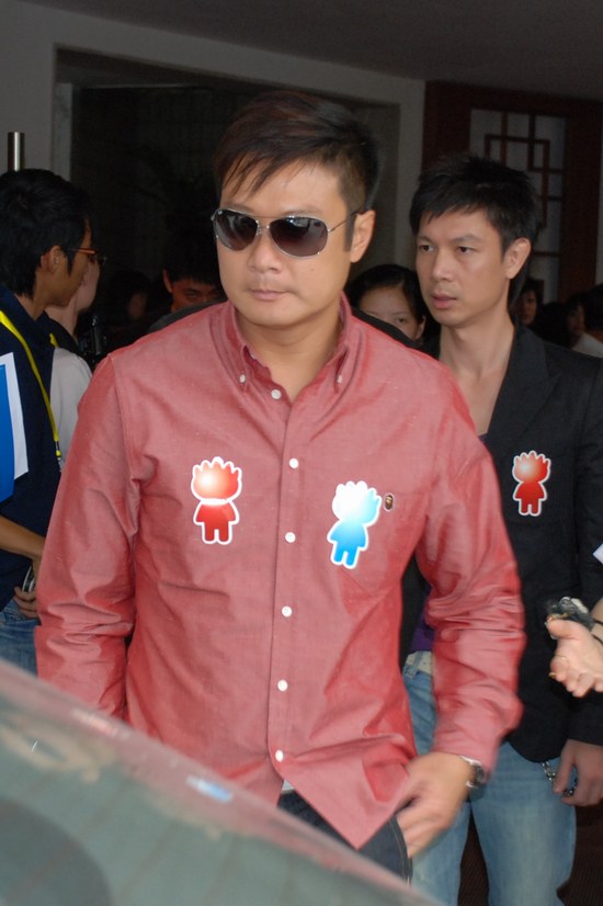 图文钱嘉乐着红色衬衫胸口贴两个小浪人