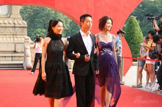 图文：曹敏莉马浚伟叶翠翠红毯接受媒体拍照
