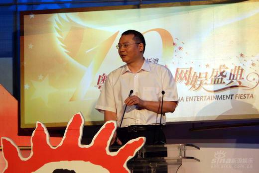 图文:深圳电视台娱乐频道总监周石星颁奖