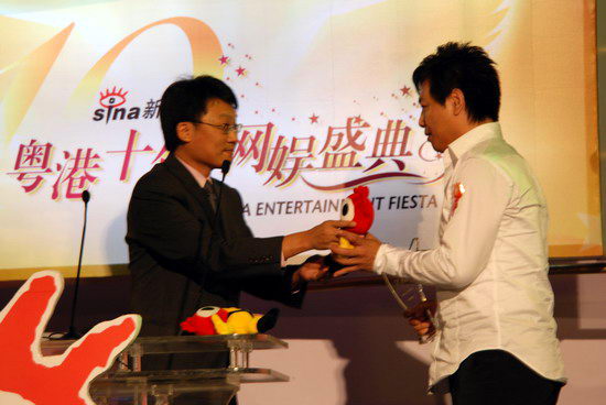 图文:滚石唱片中国区总经理王坚鸿颁奖