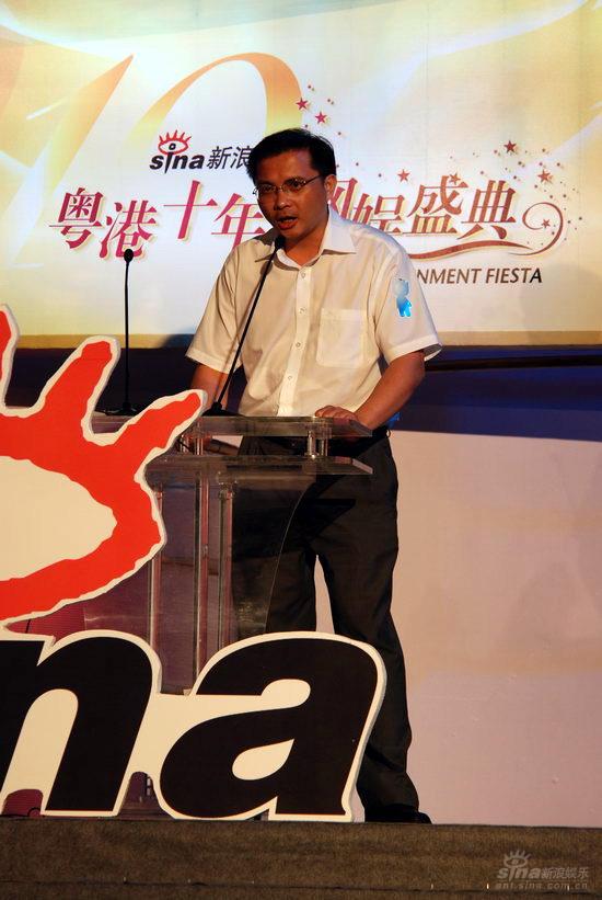 图文:《新快报》常务副总编辑陆扶民颁奖