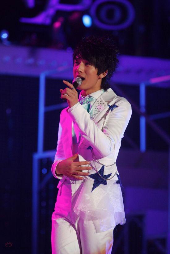 图文：好男儿全国巡演首战告捷--井柏然登台