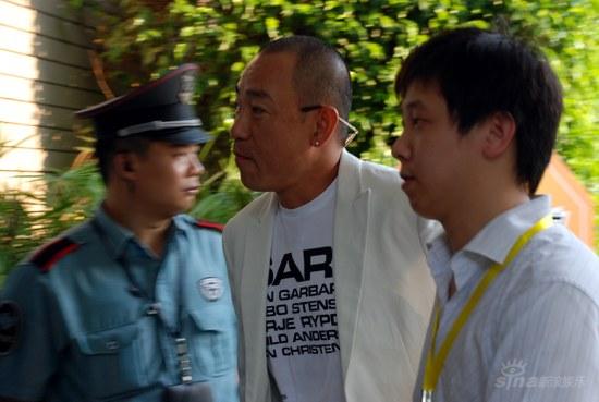图文：粤港十年网娱盛典林保怡太阳镜戴耳后