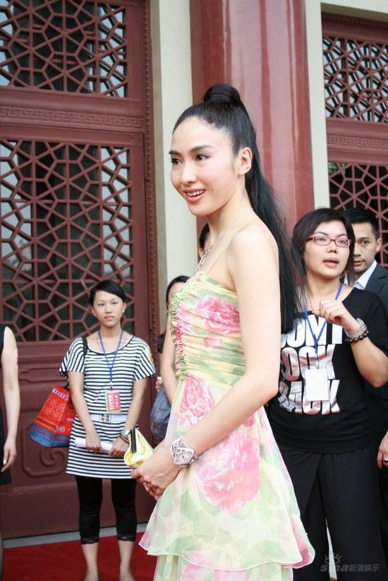 图文：黎姿灿烂亮相红毯雅致花朵礼服美丽夺目
