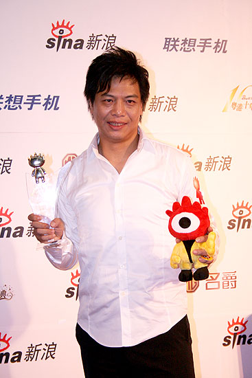 图文：“如花”李健仁手持奖杯和小浪