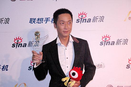 图文：马浚伟喜获“最佳剧情男演员”奖