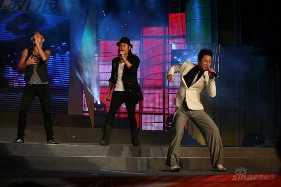 图文:草蜢组合卖力表演《宝贝对不起》