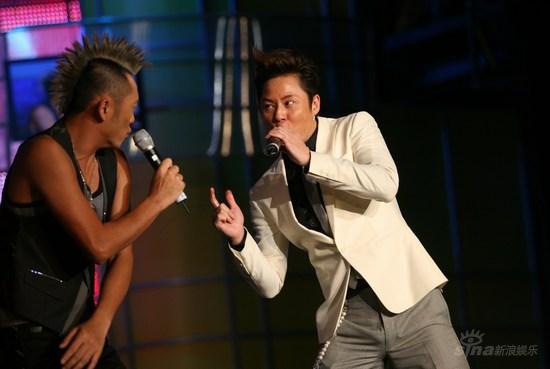 图文:草蜢组合获最怀旧组合奖 表演歌曲