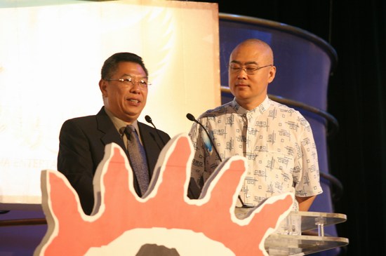 南方电视台副台长潘辉明郑渊洁颁最受欢迎电影