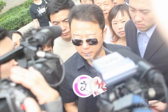 图文：文兴宇追悼会举行-郭涛神情哀伤抵达现场