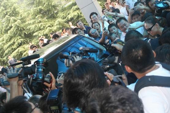 组图：宋丹丹驱车赶往现场被记者围堵不能动弹