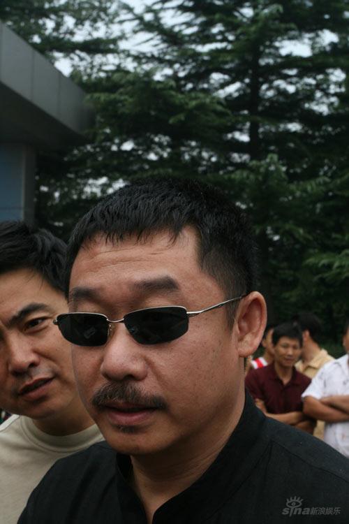 图文:道哥刘桦抵达八宝山 悼念文老爷子