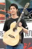 组图：投篮为公益桂纶镁10投10进周杰伦进4球