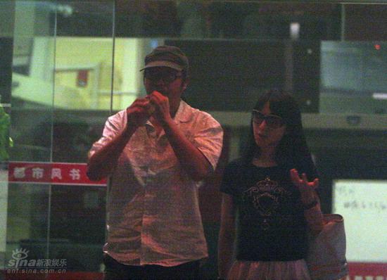 图文:张静初与章家瑞恋情曝光-饭后出门