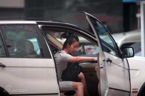 图文:黄磊携妻甜蜜出行孙莉大变样-瘦身成功