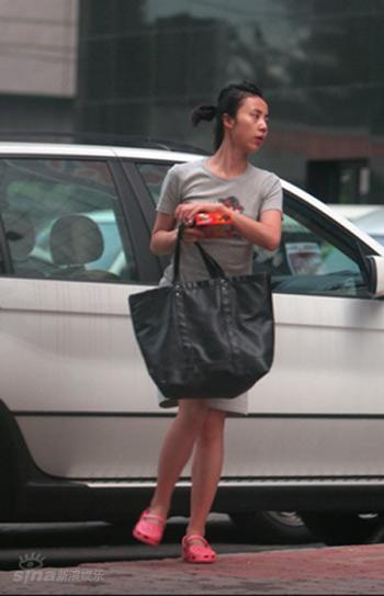 图文:黄磊携妻甜蜜出行孙莉大变样-手拿威化