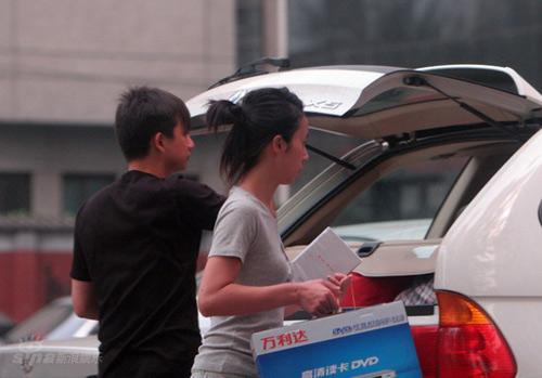 图文:黄磊携妻甜蜜出行孙莉大变样-白色宝马车