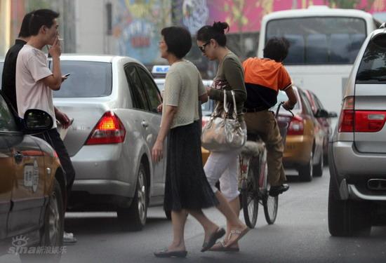 图文：巩俐家庭主妇自助游--穿过繁华的马路