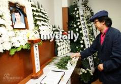 组图：文根英与尹锡浩导演参加李爱静祭奠仪式
