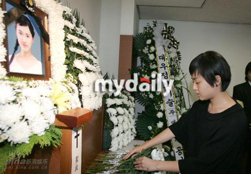 图文：李爱静祭奠仪式--文根英献上花