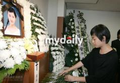 组图：文根英与尹锡浩导演参加李爱静祭奠仪式