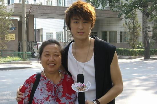 图文:风云新人街头突袭--自信满满