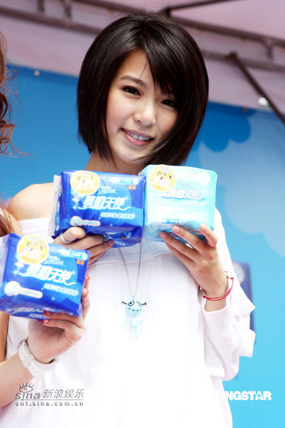 s.h.e化身康乃馨天使 巡回签售人气超旺【图】