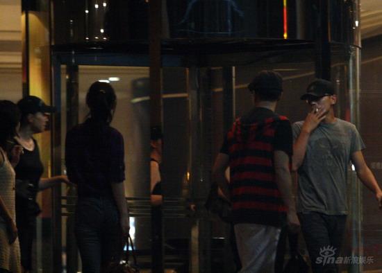 图文：刘烨携女友深夜飙歌-刘烨抽烟