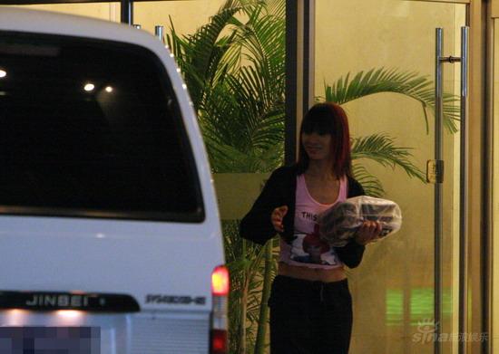 [转贴]惊艳!北京地铁绝色美女工作员(组图)