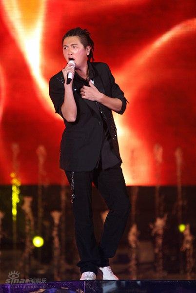 图文:奥运文化广场启动仪式-孙楠演唱歌曲