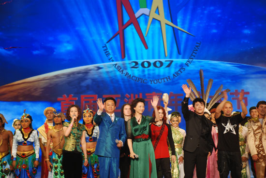 图文:亚洲青年艺术节汇演--演出人员谢幕
