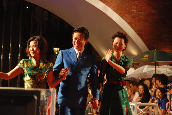 图文:亚洲青年艺术节红毯--三位主持人踏上红毯
