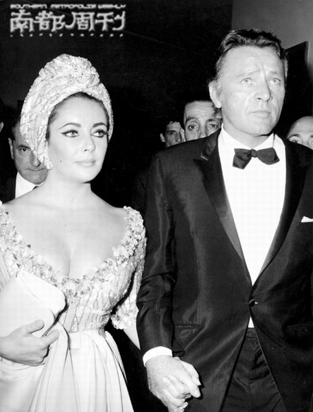 理查德·伯顿(Richard Burton),大伊丽莎白7岁,第5、6任丈夫,1964年结婚,1974年离婚,1975年复婚,1976年离婚