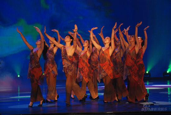 林俊杰火爆亚青节 狂热女歌迷冲上台拥抱【图】