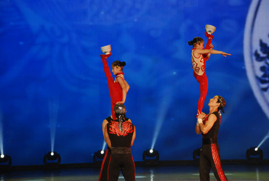 图文:亚洲青年艺术节落幕-杂技《六人顶碗》