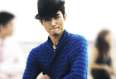 图文:张晓晨演绎时尚帽子戏法--蓝色诱惑