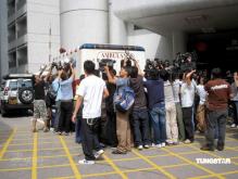 组图：沈殿霞陷入昏迷再次入院医院现场混乱