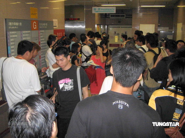 图文：沈殿霞再次入院--沈殿霞被担架抬入医院