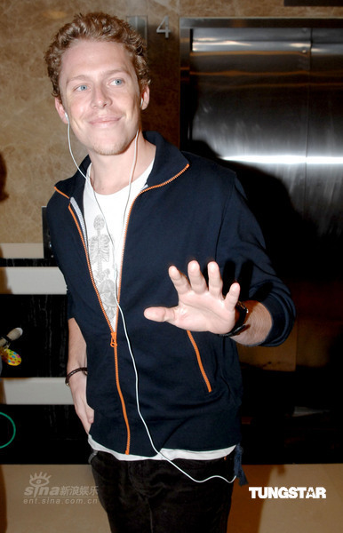 郑欣宜带老外男友探母 戴口罩拒绝采访【图】