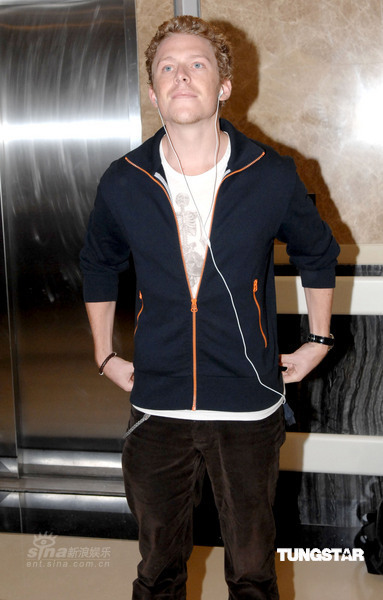 郑欣宜带老外男友探母 戴口罩拒绝采访【图】