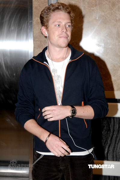 郑欣宜带老外男友探母 戴口罩拒绝采访【图】