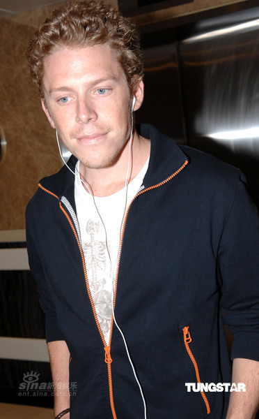 郑欣宜带老外男友探母 戴口罩拒绝采访【图】