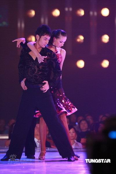 图文:07亚姐总决赛--达莲娜铃木仁拉丁热舞