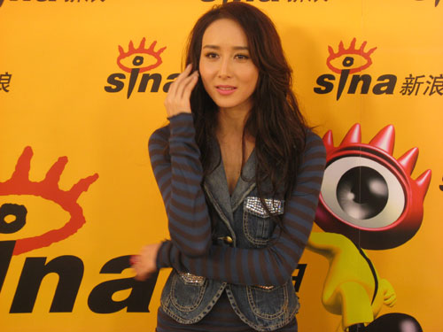 图文:胡静携新专辑独家做客--拨弄头发