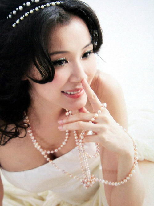 图文：萧蔷化身月历女郎--经典新娘装