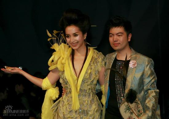 汤灿压轴祁刚时装发布会 完美演绎女王气质【图】