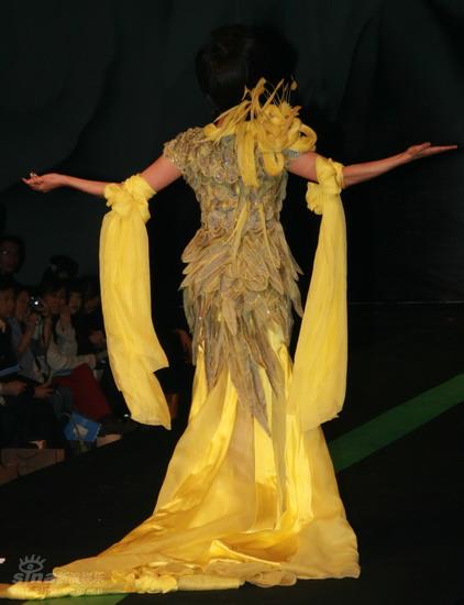 汤灿压轴祁刚时装发布会 完美演绎女王气质【图】