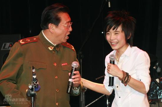 许飞举行首次庆生歌友会 父母恩师送祝福【图】