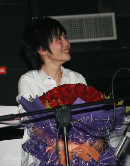 许飞举行首次庆生歌友会 父母恩师送祝福【图】