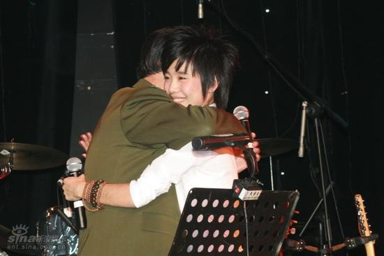 许飞举行首次庆生歌友会 父母恩师送祝福【图】